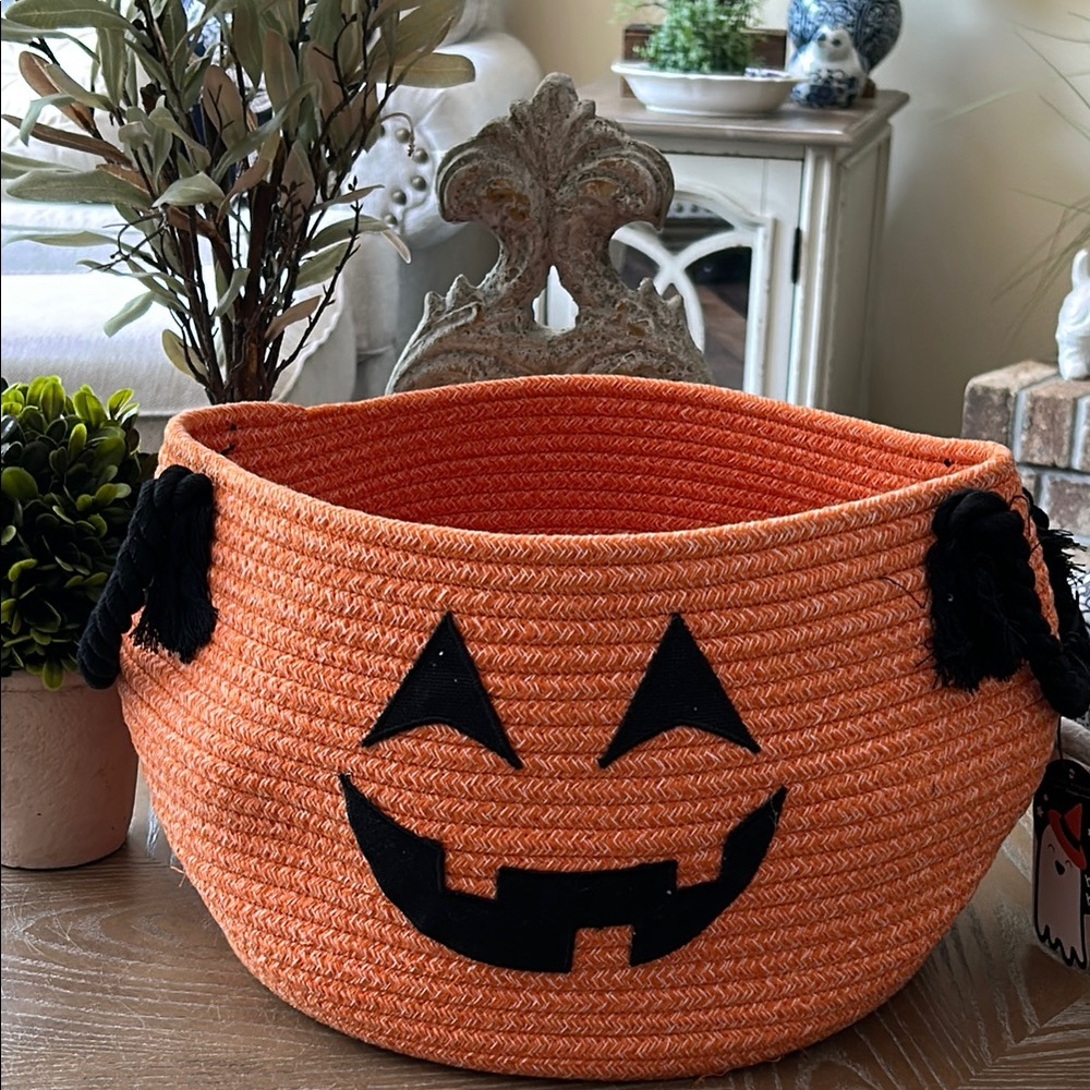 NEW! Classic Halloween Woven Pumpkin Jack-O-Lantern Basket with handles - Picture 1 of 9